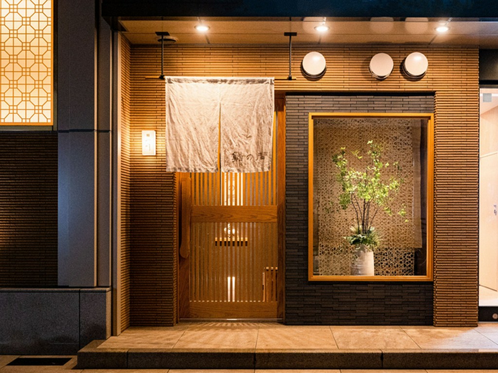 凛とした静寂さを感じる佇まい。粋な空間で鮨の「間」を楽しむ