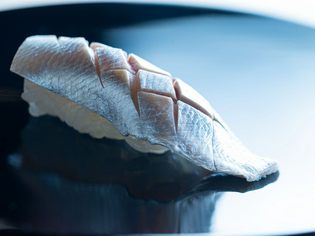 魚の特徴をとらえ、一番おいしい瞬間を提供できるよう下ごしらえ