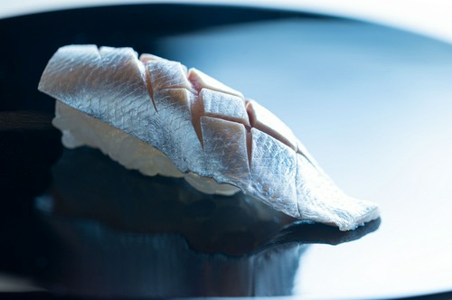 魚の特徴をとらえ、一番おいしい瞬間を提供できるよう下ごしらえ