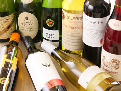 グラスワインは赤・白2種類ずつ、ボトルの品揃えも豊富です
