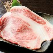 国産リブロース使用！七輪からはみ出そうなくらい大きな厚さ5ミリのリブロースは見た目も味も絶品！焼いたあとにハサミで切ってお召し上がりください！