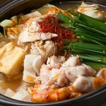 九州黒糖醤油をベースに数種類の醤油をブレンドし、鶏脂と焦がし香味野菜で風味づけした渾身のコクの一撃！！