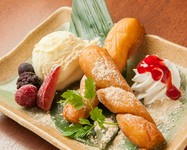 豆乳を練り込んだパンを、昔懐かしい揚げパンに!!　アイスにきな粉砂糖をトッピングしたあったかひんやりデザート。