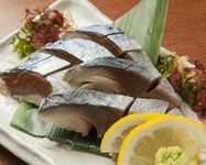 〆方が絶妙で、浅めに〆ているので生のサバの触感と旨みがあり、酸味と生臭さが少ない。数両限定の売り切れ御免な一品!!