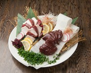 赤身、桜レバー、こうねの贅沢三種盛り。
馬刺し好きにはたまらないヒトサラです!!