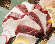 １頭からごくわずかしか取れない大変希少な部位です。牛のレバ刺しと比べると臭みがなくプリプリとした食感で、塩とごま油でお召上がり下さい。