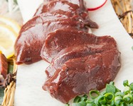 １頭からごくわずかしか取れない大変希少な部位です。牛のレバ刺しと比べると臭みがなくプリプリとした食感で、塩とごま油でお召上がり下さい。