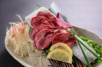 1トン近い体重の馬から、僅か1kg～1.5kgしか取れない超希少部位の馬タン。歯ごたえの中に唸る程の旨味のあるお肉。お刺身でも食べれますが、これるもんではタタキでだします!!