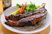 はじめに柔らかくなるまで煮込んだあと、網焼きで香ばしく仕上げ、そして最後にこれるもん特製の自家製ダレにくぐらした、絶品炙り焼き