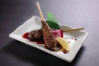 射止めてから2時間以内に工場へ運ぶなどの徹底管理をしていただいてるお肉ですので、嫌な臭みも無く鹿独特の美味しさを楽しめます！