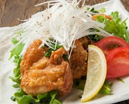 名の通り、鶏モモを贅沢に一枚使用していますのでボリューム感ありありです。
鶏と特製油淋タレとネギとの大演奏会や～！！