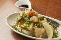 道産和牛モツを揚げて、和出汁で割った温かいポン酢で食べる新スタイル！
まろやかなのにサッパリ感覚！