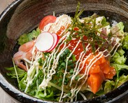 ハーフサイズ 968円
北海道ならではのラーサラと海鮮のコンビネーション！
サラダの上がお祭り状態です！！
一言でいえば、わっしょいです！！