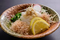 ご提供時に別添えでポン酢をお出しいたします。
それをかけていただき、混ぜるとあら不思議！！
活たこのたこわさに大変身♪癖になります！