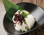 豆乳にクリームチーズをあえて、レアチーズのようにきめ細やかでなめらか。自家製豆腐ダレとワサビでお召し上がれ。