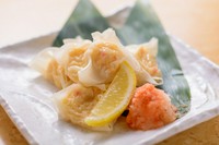 始まりは昭和40年代。某料亭の最高職人が創ったシュウマイ。
中華の焼売とは根本が違い、柔らかくふんわりした触感と口の中で広がる旨みと甘味。
是非ご賞味あれ！