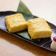 宗田、サバ、ムロアジなどをブレンドした節からひいた出汁で仕上げたこれぞこれるもんの名物だし巻き玉子！当店は巻き置きをせず、オーダー頂いてからお作りしておりますのでお時間を頂く場合もございます。