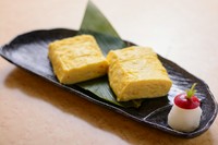 宗田、サバ、ムロアジなどをブレンドした節からひいた出汁で仕上げたこれぞこれるもんの名物だし巻き玉子！当店は巻き置きをせず、オーダー頂いてからお作りしておりますのでお時間を頂く場合もございます。