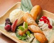 豆乳を練り込んだパンを、昔懐かしい揚げパンに!!
アイスにきな粉砂糖をトッピングしたあったかひんやりデザート。