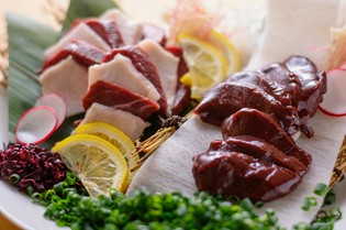厳選素材！臭みもなくレバー嫌いの人でも虜になる「桜レバ刺し」