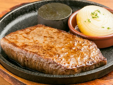 しっかりとした肉本来の旨みがギュッと詰まった『Beef Steak AKAMI　黒毛和牛ステーキ赤身』