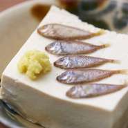 アイゴの稚魚の塩辛を乗せた『スクガラス豆腐』や『ジーマーミ豆腐』など、沖縄の伝統料理も充実しています。沖縄そばに小鉢の沖縄料理が付くセットメニューも好評です。
