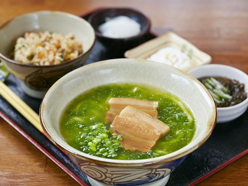 アーサを練りこんだ麺が上品な出汁とマッチする一番人気の『アーサそばセット』