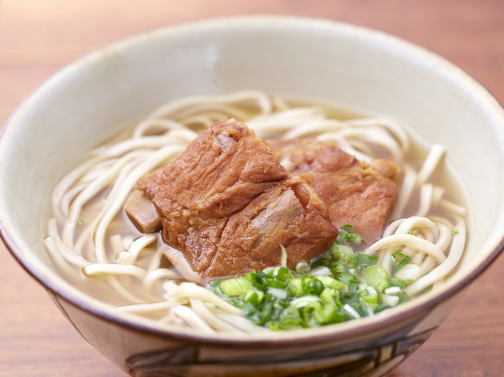 シンプルな出汁にシェフのこだわりを凝縮した看板料理の『本ソーキそば』