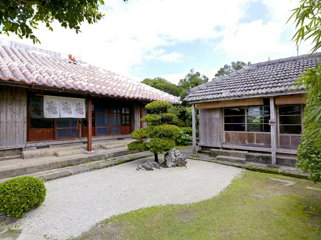 まるで映画のワンシーンのような昔ながらの沖縄の風景