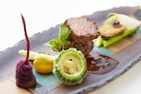 『りゅうきゅうマルシェ』の肉料理『和牛ステーキのフランベ　フォアグラ添え　温野菜』