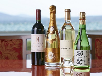 日本料理を引き立てるワインやシャンパンも充実