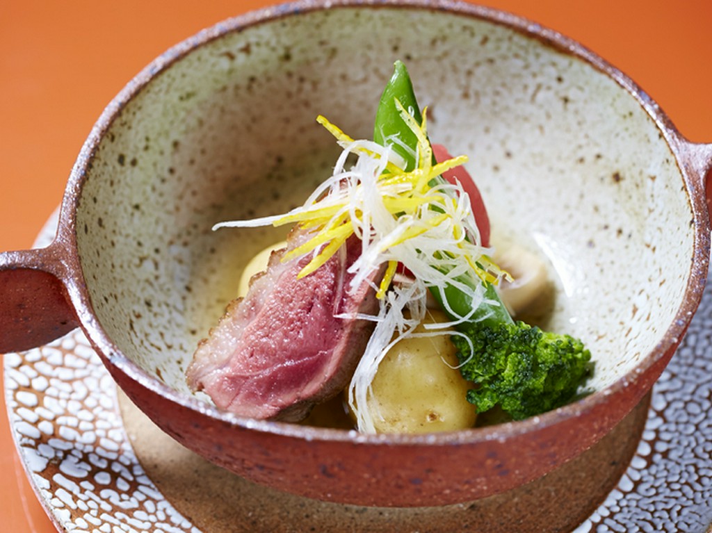 低温調理で凝縮した旨みを含ませる『【煮物椀】伊江島鴨と小丸芋の炊合せ』