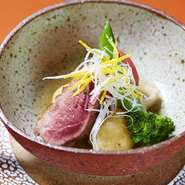 繊細な味わいの伊江島鴨を引き立てる、あっさり味のスープ。鴨の脂とイリコ出汁をじっくりと含ませた素揚げの新ジャガも絶妙。柚子の爽やかな香りもアクセントになっています。