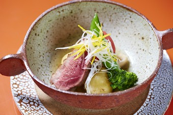 低温調理で凝縮した旨みを含ませる『【煮物椀】伊江島鴨と小丸芋の炊合せ』