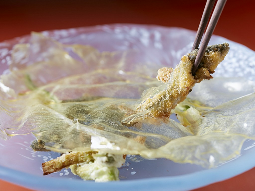 涼しげな盛り付けに目を奪われる『【進肴】薄氷盛り　柑味鮎香煎揚げ 山菜 蕗味噌』