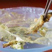 春の息吹を表現した一皿。タラの芽、筍、こごみ、こしあぶらといった山菜と香ばしく清々しい稚鮎を盛り込み、風味豊かな蕗味噌を添えています。