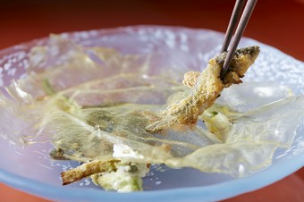 涼しげな盛り付けに目を奪われる『【進肴】薄氷盛り　柑味鮎香煎揚げ 山菜 蕗味噌』