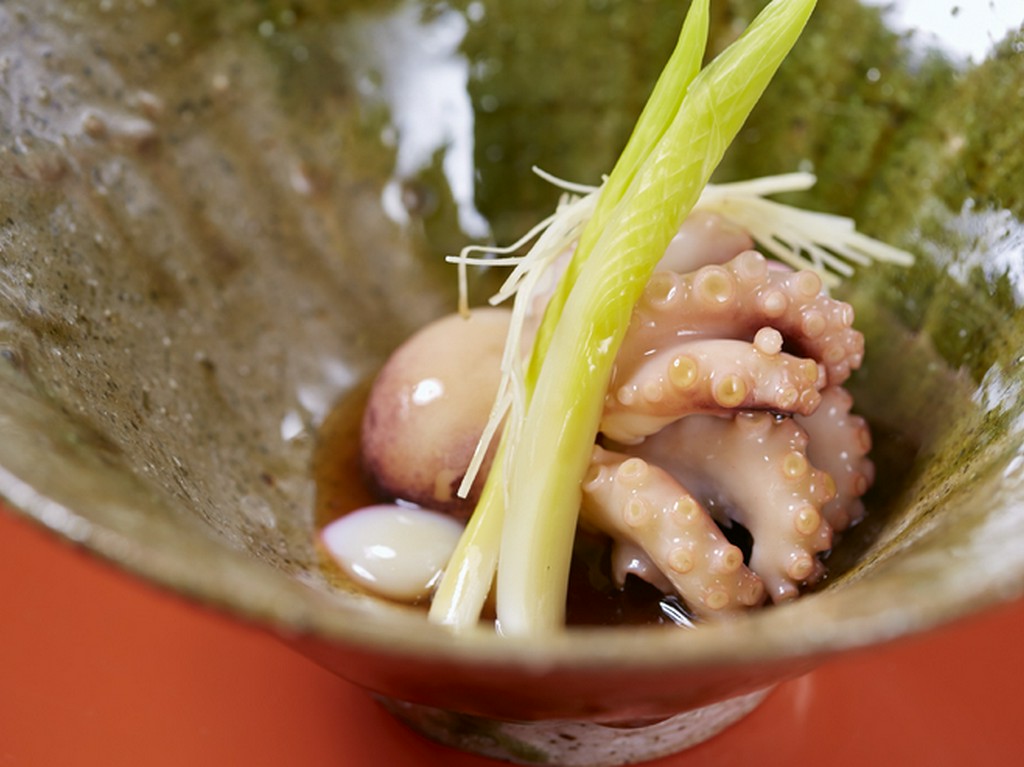 柔らかさの頂点になる一瞬を狙いすました『【先付】飯蛸桜煮　百合根　針生姜』