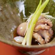 30分もみ洗いして繊維を壊しすことで、柔らかくかつ身に締まりがある状態に。火を入れすぎると柔らかさが失われるため、ゲストの来店に合わせ仕上がりの”点”の瞬間を狙いすます一皿。