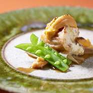 アラ炊きにした吉次（キチジ）を炭火で香ばしく焼き上げる『吉次炭火焼 汲み上げ湯葉 雲丹 スナックエンドウ 独活』。吉次の旨みを吸い上げた湯葉、濃厚な風味を醸す雲丹などのバランスもお楽しみください。