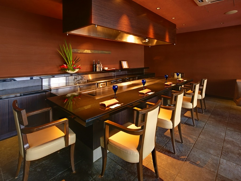 空間を贅沢に使用するプライベート感あるダイニング