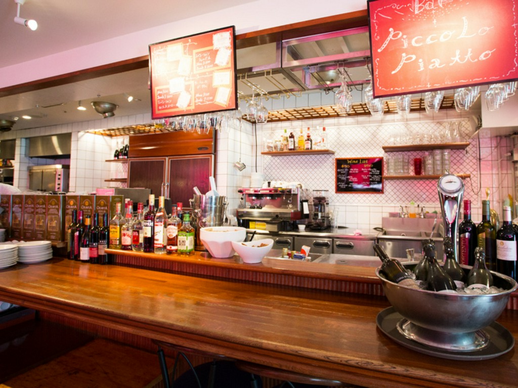 オープンスタイルのキッチンから届く音が高めてくれる臨場感