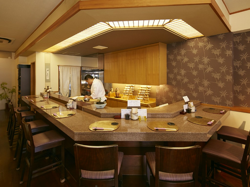 職人技を目の前で眺めるカウンターが特等席