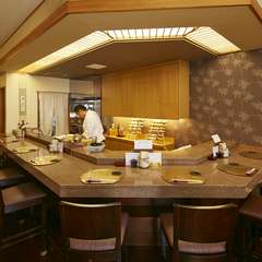 職人技を目の前で眺めるカウンターが特等席