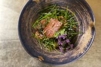 生ワサビの爽やかな辛みと濃厚なマグロの風味が絶妙に調和『ねぎトロのつくり』