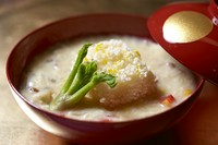 米粉をつけて揚げたジーマーミ豆腐に湯葉の餡を合わせた料理。店主の修業先では胡麻豆腐を使っていたものを沖縄風にアレンジ。カツオではなく、タマネギと昆布の出汁がベースになっています。