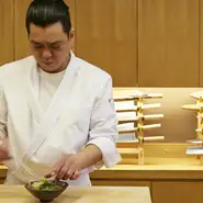 「おいしかった」はもちろんですが、ゲストに「楽しかった」といわれることが目標。料理を通した会話や雰囲気づくりなどで、お食事のひとときを心から楽しんでいただけるよう心がけています。