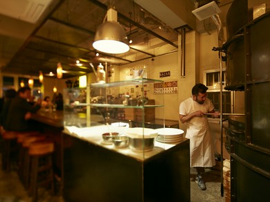 重量感ある鉄製の薪窯がスタイリッシュな雰囲気を演出