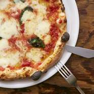 少し酸味のあるイタリア産トマトとフレッシュモッツァレラ、シチリアの塩などでバランスよく仕上げる看板料理。オイルを少し多めに使うことで、豊かなコクも表現しています。