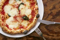 少し酸味のあるイタリア産トマトとフレッシュモッツァレラ、シチリアの塩などでバランスよく仕上げる看板料理。オイルを少し多めに使うことで、豊かなコクも表現しています。